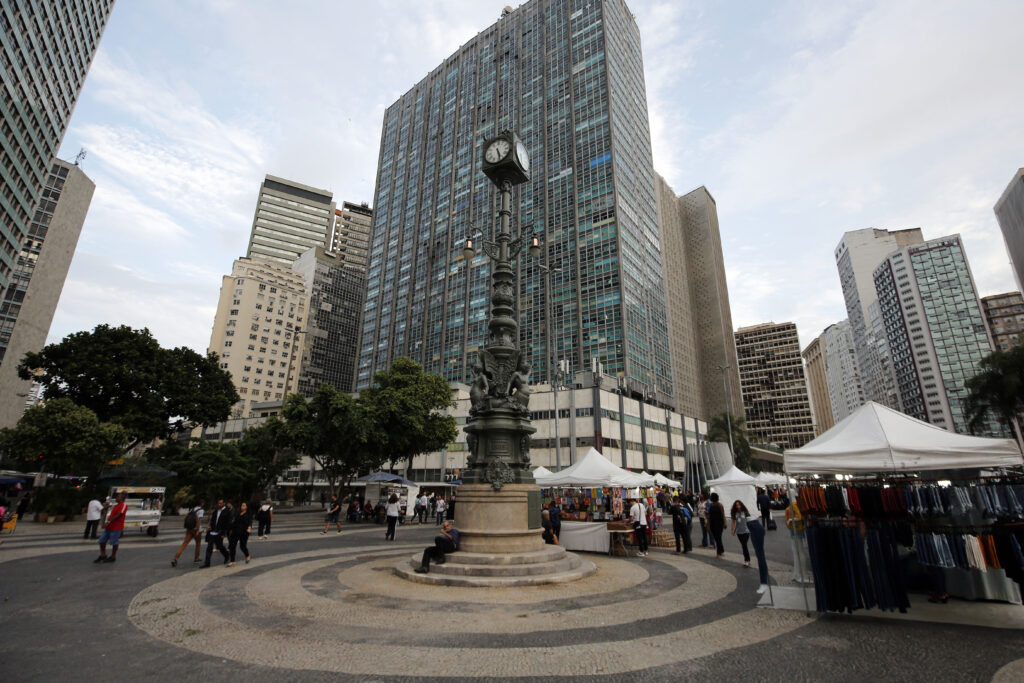 22/10/2019 - ((( ARQUIVO ))) - Relógio do Largo da Carioca, no Centro, após ser restaurado. Fotos: MARCOS DE PAULA/PREFEITURA DO RIO