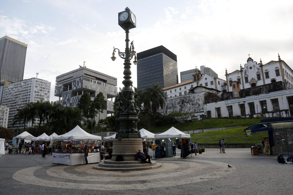 22/10/2019 - ((( ARQUIVO ))) - Relógio do Largo da Carioca, no Centro, após ser restaurado. Fotos: MARCOS DE PAULA/PREFEITURA DO RIO